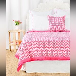 Roller Rabbit Big Cata Reversible Quilt pink/white size full/queen 90”x96”